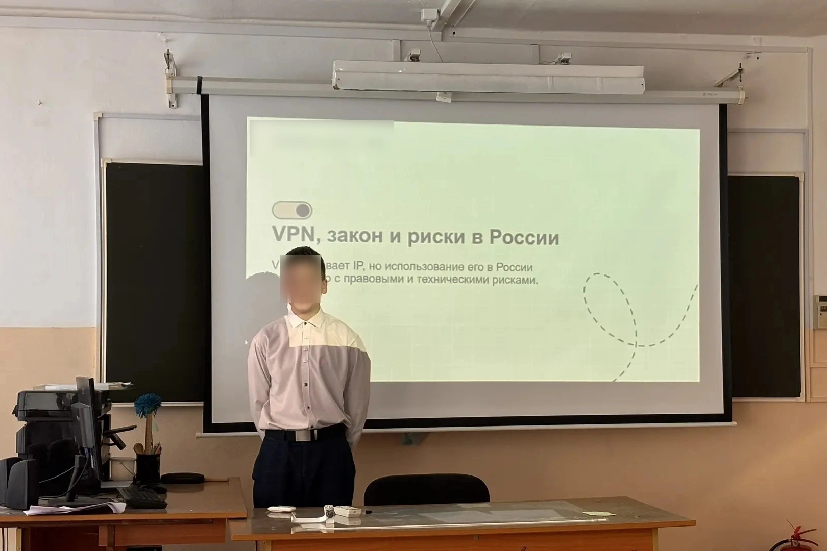 В школах разных регионов России начали регулярно проводить уроки по цифровой безопасности, где учащимся рассказывают о рисках утечки персональных данных и возможных юридических последствиях использования VPN-сервисов.
