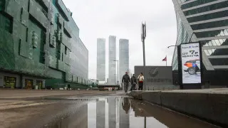 Большинство работодателей в России остановили расширение штата до конца года из‑за ослабления спроса, доля компаний с дефицитом кадров опустилась до минимума за два года, а многие переводят сотрудников на неполную рабочую неделю вместо прямых сокращений.
