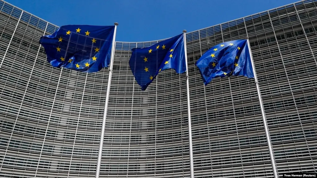 Совет ЕС внёс в санкционный список медиаплатформу Euromore и «Правфонд», обвинив их в распространении пропаганды и подрыве доверия к институтам Евросоюза.
