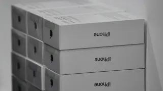 Крупные продавцы электроники в России накопили избыточные запасы смартфонов Apple и Samsung и теперь активно снижают цены, чтобы распродать технику на фоне падения покупательной способности и сокращения спроса на дорогие гаджеты.