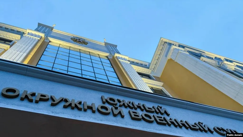 Южный окружной военный суд приговорил трёх молодых людей к срокам от восьми до десяти лет лишения свободы по делу о подготовке поджога военкоматов в Ростове-на-Дону; приговор связан с ужесточением антидиверсионного и антитеррористического законодательства после начала войны в Украине.