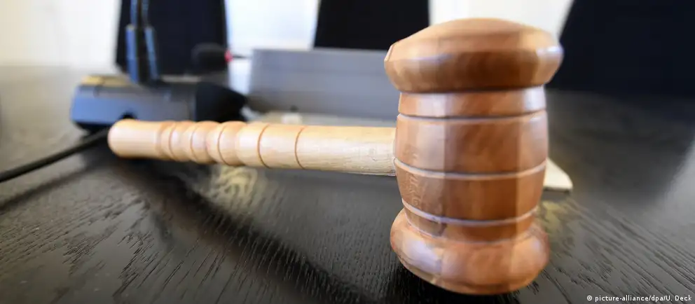 Суд признал 24‑летнего Романа Мальцева виновным в демонстрации запрещённой символики и назначил год исправительных работ с удержанием 10% зарплаты; дело основано на рапорте сотрудника Центра «Э».