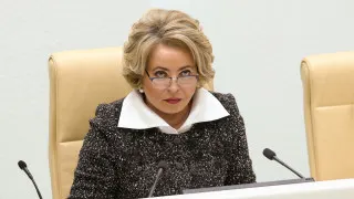 Спикер Совета Федерации Валентина Матвиенко на муниципальном форуме призвала россиян переезжать из мегаполисов в большие дома по всей стране, заводить многодетные семьи и массово высаживать цветы, несмотря на продолжающийся демографический спад и исторически низкую рождаемость.
