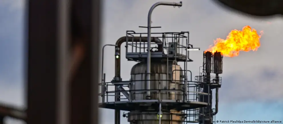 С мая 2026 года Россия намерена прекратить транзит казахстанской нефти по трубопроводу «Дружба», что ставит под вопрос поставки для нефтеперерабатывающего завода в Шведте и может привести к росту цен и перебоям в регионе.
