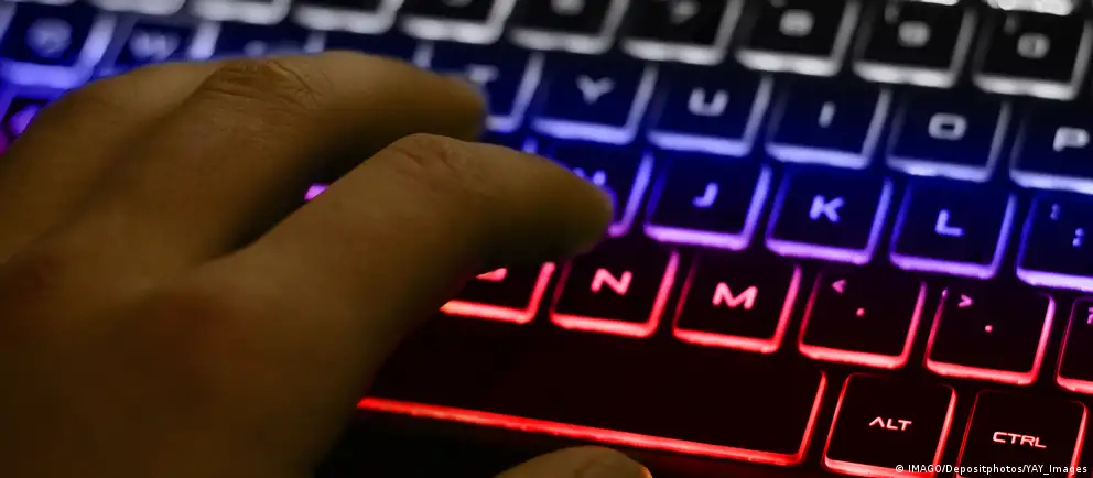 Минцифры разрабатывает меры по взиманию сборов за международный трафик, которые в первую очередь коснутся мобильных сетей; использование VPN предлагают считать зарубежным трафиком, параллельно готовят ограничения работы VPN‑сервисов.