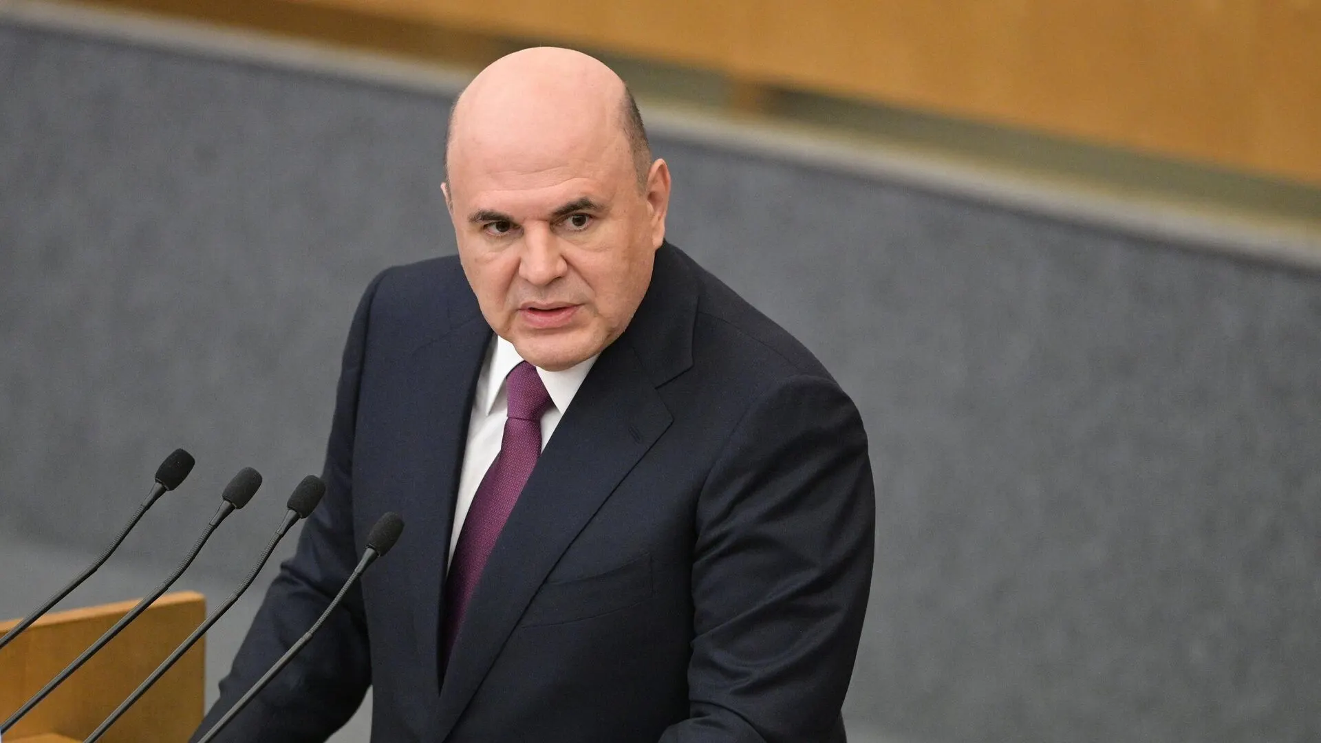 Ассоциация участников электронной торговли предложила вводить НДС на импортные товары постепенно, предупреждая, что резкое ужесточение налогообложения может перераспределить спрос в пользу нерегулируемых каналов и снизить выручку российских продавцов.