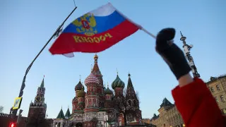 Просроченная дебиторская задолженность бизнеса в России достигла 8,2 трлн рублей — это около 3,8% ВВП, что свидетельствует о развитии масштабного кризиса неплатежей на фоне спада экономики и усиления налоговой нагрузки.