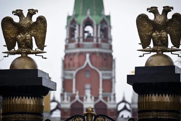При запуске некоторых фильмов в российских стримингах стали показывать титры о том, что из картины были удалены фрагменты в соответствии с действующим законодательством. Платформы и правообладатели по‑разному объясняют практику, эксперты опасаются роста интереса к пиратским полным версиям.