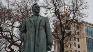 Президент Владимир Путин подписал указ о присвоении Академии ФСБ почётного наименования в честь основателя ВЧК Феликса Дзержинского, впервые чётко обозначив государственное отношение к фигуре, считающейся символом советских репрессий.