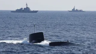 Правительство Японии радикально пересмотрело послевоенную политику в оборонной сфере и разрешило экспорт летального оружия при строгом государственном контроле. Новые правила открывают для японского ВПК крупные рынки в Азии, Европе и у союзников по НАТО, а в исключительных случаях допускают поставки и в зоны конфликтов, включая Украину.