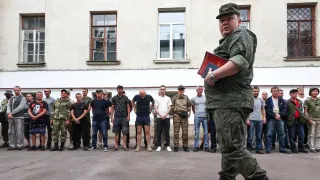 Минобороны подготовило поправки, позволяющие проверять военнослужащих на алкогольное опьянение прямо в частях с помощью экспресс-тестов. Инициатива связана с трудностями доставки подозреваемых в опьянении в медучреждения и массовым набором на контракт лиц с алкогольной зависимостью.