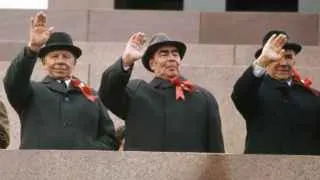 Из‑за массовых атак беспилотников по нефтеперерабатывающим заводам правительство запускает систему «разнарядок» по выпуску топлива и берёт под контроль цены на АЗС как минимум до конца 2026 года.