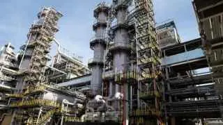 Сызранский нефтеперерабатывающий завод временно остановил основную установку переработки нефти из‑за повреждений, полученных при атаке БПЛА 18 апреля. Ремонт может занять до двух недель, тогда как власти ужесточают контроль за работой НПЗ на фоне риска дефицита топлива.