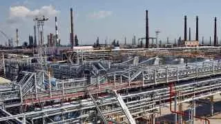 Из-за атак дронов приостановлена переработка нефти на Туапсинском и Новокуйбышевском НПЗ, ранее под ударами оказывались заводы в Нижегородской, Саратовской и Ленинградской областях.