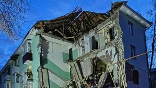 В Сызрани украинский беспилотник попал в многоэтажный жилой дом, частично обрушив подъезд. Из-под завалов спасены 11 человек, среди них двое детей. На фоне массированной атаки по ряду регионов ПФО и Юга России временно ограничивали работу нескольких аэропортов.
