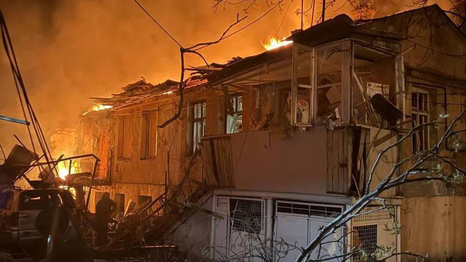 В результате ночной атаки российских беспилотников по Одессе повреждены жилые дома, два человека погибли, не менее 15 получили ранения. Это звено в серии недавних массированных ударов по украинским городам.