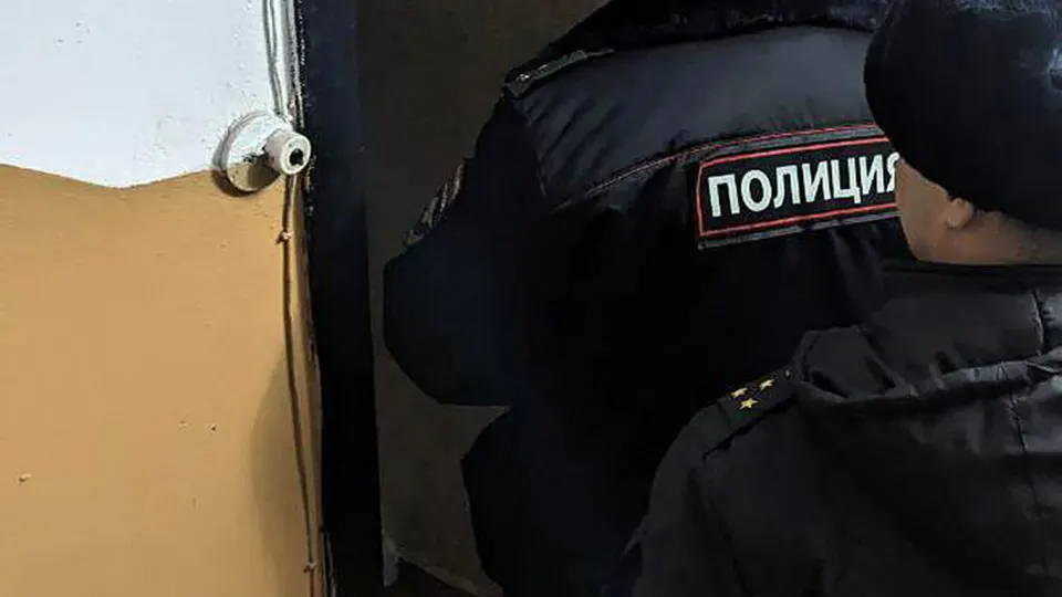 ФСБ задержала двух молодых людей, один из которых — несовершеннолетний, после того как на дверях квартир троих сотрудников Роскомнадзора были обнаружены молотки с пятнами, похожими на кровь. Инцидент произошёл на фоне массовой блокировки Telegram и резкого роста скачиваний VPN-сервисов.