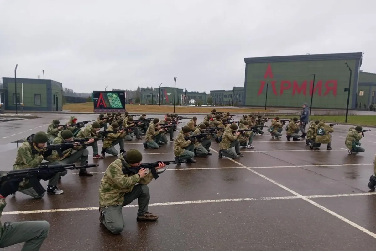 За последние пять лет на создание и работу центров для обязательных военных сборов школьников направлено как минимум 50 млрд рублей: более 36 млрд — на сеть «Авангард», почти 15 млрд — на сеть «Воин».