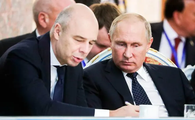 Депутат Госдумы сообщил, что глава Минфина фактически подтвердил невозможность исполнения бюджета, внесённого в нижнюю палату: дефицит достиг 5,9 трлн руб., ожидаются корректировки параметров и сокращения расходов.