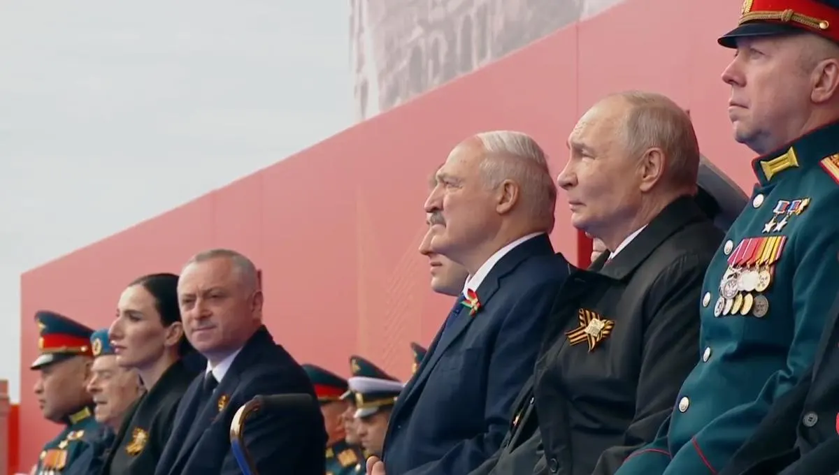 В юбилейной речи президент назвал День Победы «священным праздником», связал подвиг советского народа с поддержкой нынешних бойцов СВО. На трибуне рядом с ветеранами впервые разместили участника операции.