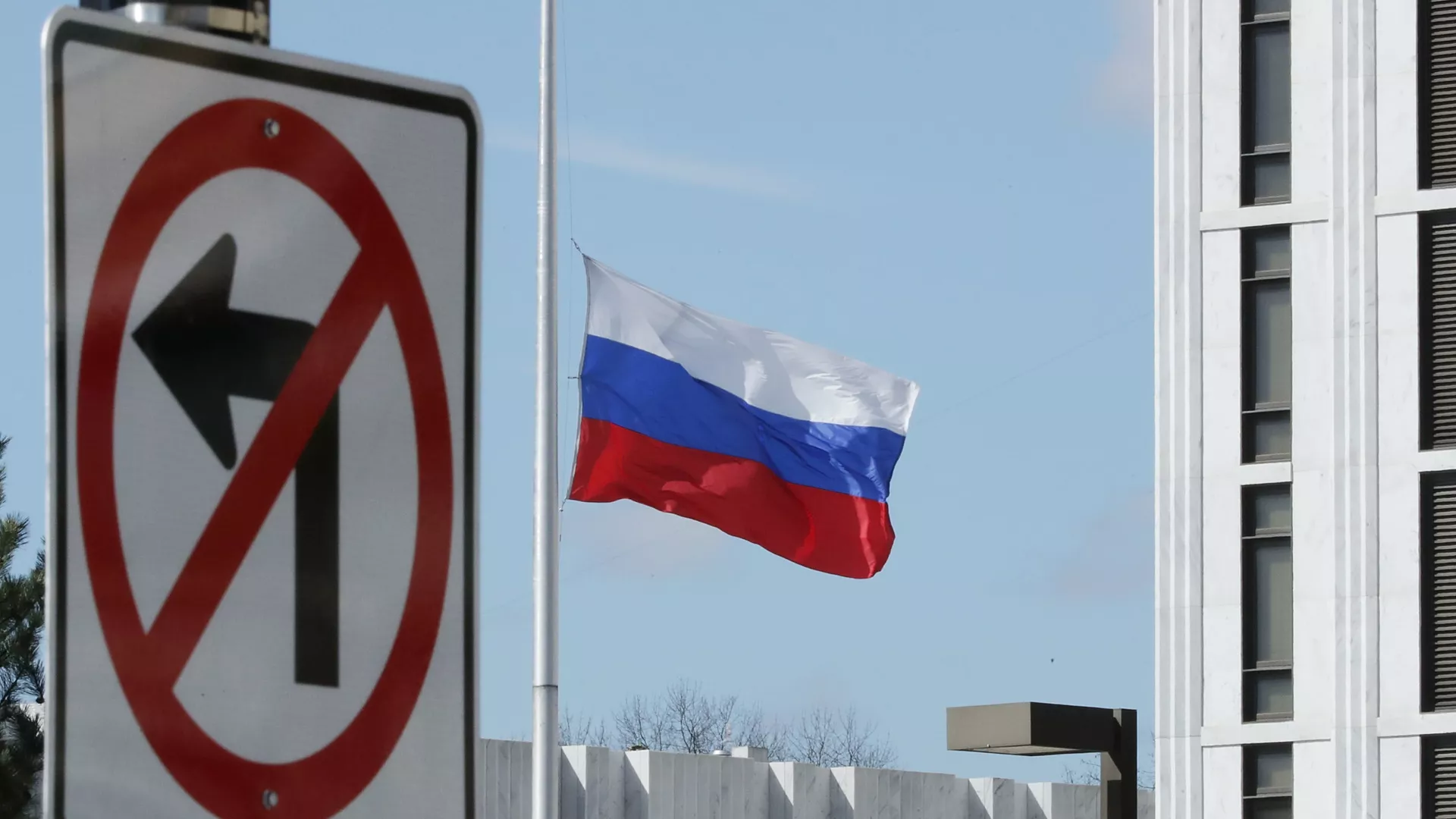 В новый список вошли 63 физических и 22 юридических лица, в том числе руководитель Росмолодежи Григорий Гуров, глава «Юнармии» Владислав Головин, 49 сотрудников Агентства социального проектирования, АНО «Диалог» и её гендиректор Владимир Табак. Лондон назвал пакет одним из самых жёстких мер против России.
