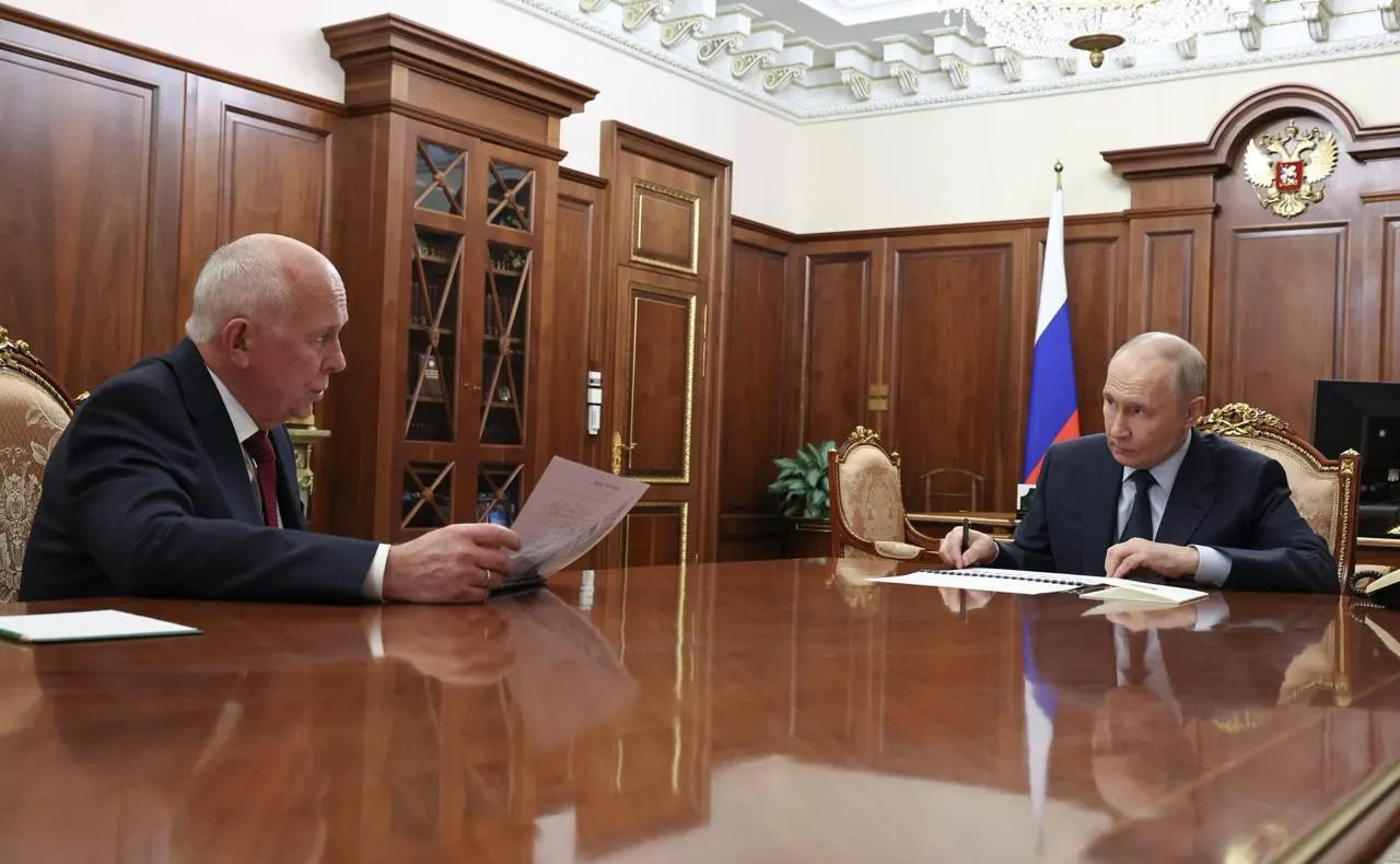 Глава «Ростеха» доложил президенту, что серийный запуск МС‑21 и Суперджета‑100 сдвинут и может начаться только в следующем году; ранее называли 2026 год. Первоначальные планы по выпуску на 2030 год были пересмотрены в пользу более поздних сроков. В этом году рассчитывают получить сертификат лишь для Ил‑114‑300.