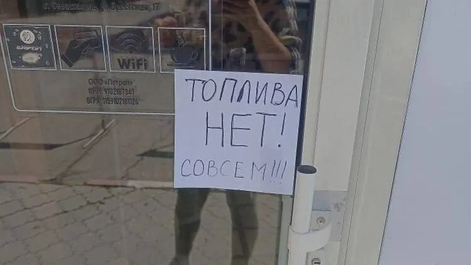 С 31 мая в аннексированном Крыму вводят талоны на АИ‑95 и лимиты на розничную продажу АИ‑92. Меры связаны с перебоями в поставках из‑за ударов по НПЗ и нарушений логистики.