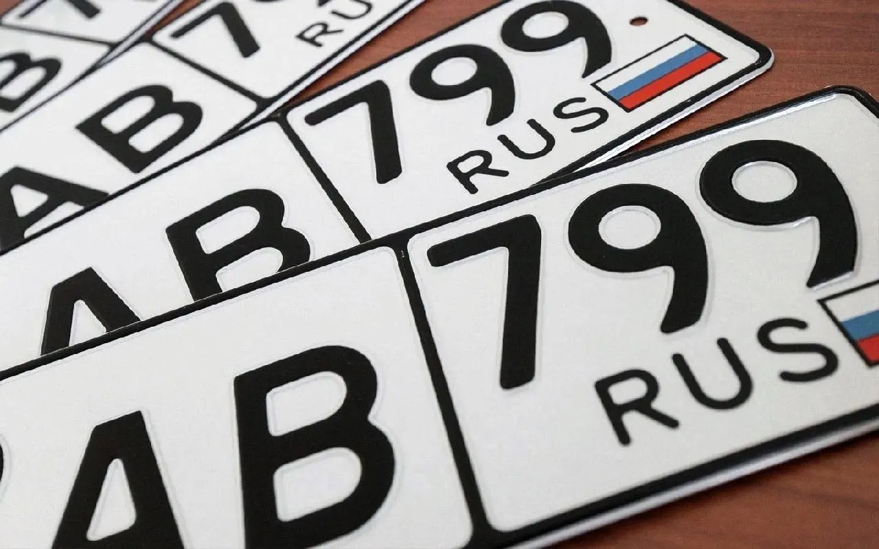 Документ доработали после замечаний правительства и комитета: владельцам предложат резервировать «уникальные» и «индивидуальные» номера за дополнительную плату, часть средств пойдёт на фонд денежного довольствия МВД, а нововведение может вступить в силу не раньше июля 2027 года.