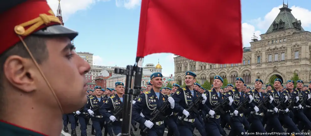 Во многих городах отменяют проезд военной техники и массовые торжества: власти ссылаются на угрозы безопасности и использование ресурсов на фронте, эксперты объясняют решение иначе и оценивают возможные политические эффекты.