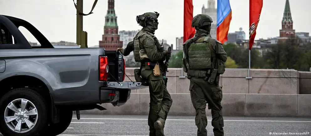 Власти отменили приглашения иностранным корреспондентам; парад на Красной площади пройдёт в сокращённом формате и без военной техники из‑за угроз безопасности.