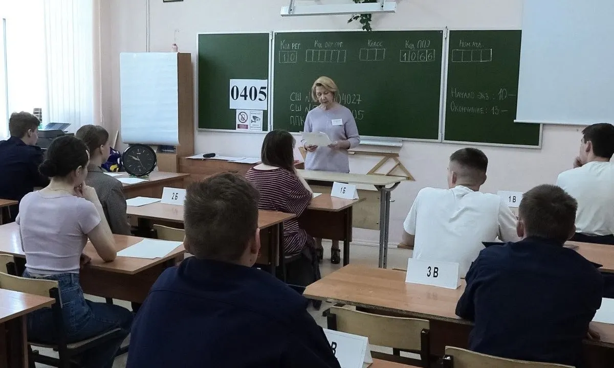В новых методических рекомендациях ведомства говорится, что организаторы и охрана не имеют права прикасаться к участникам и их вещам; при срабатывании металлоискателя просят добровольно показать или сдать предмет либо разместить его в камере хранения.