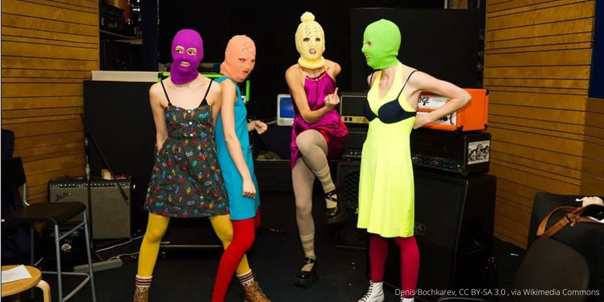 Росфинмониторинг обновил список и добавил в него группу Pussy Riot. Ранее столичные суды признали коллектив экстремистским и заочно приговорили участниц к реальным срокам.