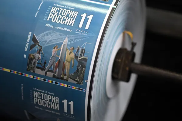 Документ предлагает создать единую систему исторического просвещения с участием школ, музеев, библиотек и цифровых ресурсов, рассчитанную на пятилетнюю реализацию; в том числе планируется привлекать участников и ветеранов специальной военной операции.