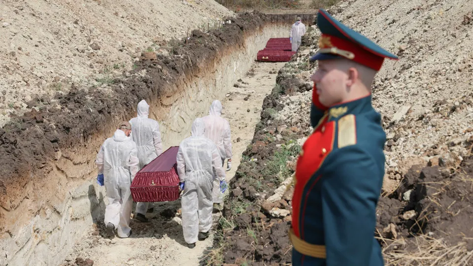 Анализ поименных списков, реестра наследственных дел и судебной статистики даёт минимальную документально обоснованную оценку в 352 тысячи погибших российских военнослужащих с начала полномасштабного вторжения до конца 2025 года; в оценку включены как зарегистрированные через ЗАГС, так и признанные погибшими через суд случаи.