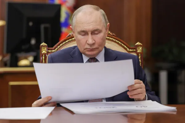 Европейская разведка сообщает о значительном усилении мер безопасности вокруг президента: изменения касаются как его передвижений, так и охраны близкого окружения. Поводом стали убийство генерала и опасения утечек и попыток дестабилизации.