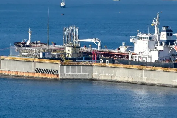 Глава Минфина попросил урезать расходы на 2,9 трлн рублей; в неблагоприятном сценарии сокращения могут достигнуть 7,1 трлн к 2028 году. Плановый дефицит 2026 — около 1,6% ВВП, в I квартале дефицит уже составил 2,5%.