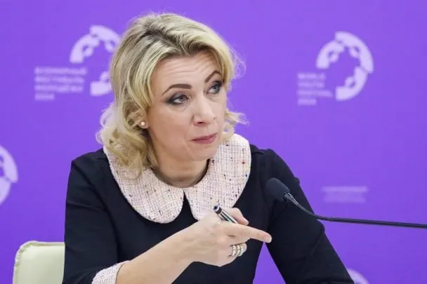 Официальный представитель МИД РФ заявила, что сотрудники Госдепартамента уведомляют российских дипломатов о якобы автоматическом присвоении гражданства их детям, родившимся в США. По её словам, семьи не подавали заявлений и не принимают это гражданство.