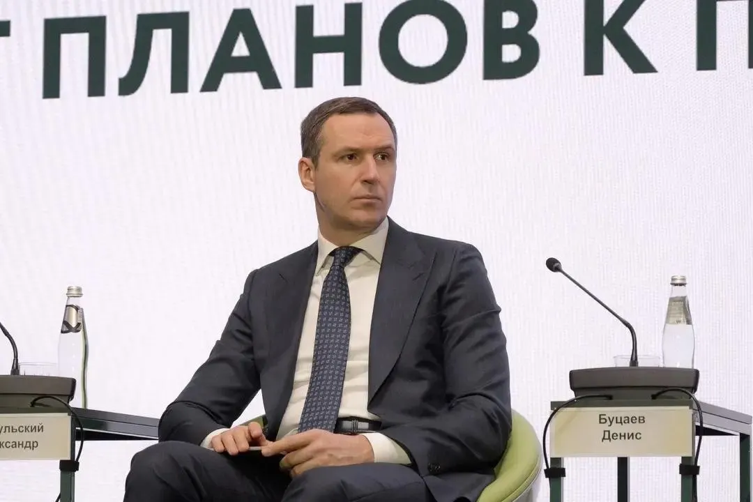 Его связывают с хищением средств Российского экологического оператора. По версии следствия, Буцаев может находиться в США; мусорная реформа, на которую потрачено не менее 94 млрд рублей, признана проваленной.