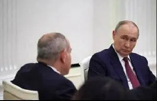 Маркетплейсы остановили реализацию армянских товаров без подробных объяснений: тысячи продавцов оказались в неопределённости. Параллельно Роспотребнадзор заблокировал более 1,1 млн бутылок минеральной воды «Джермук». Ограничения последовали после визита премьер‑министра Армении в Москву 1 апреля.