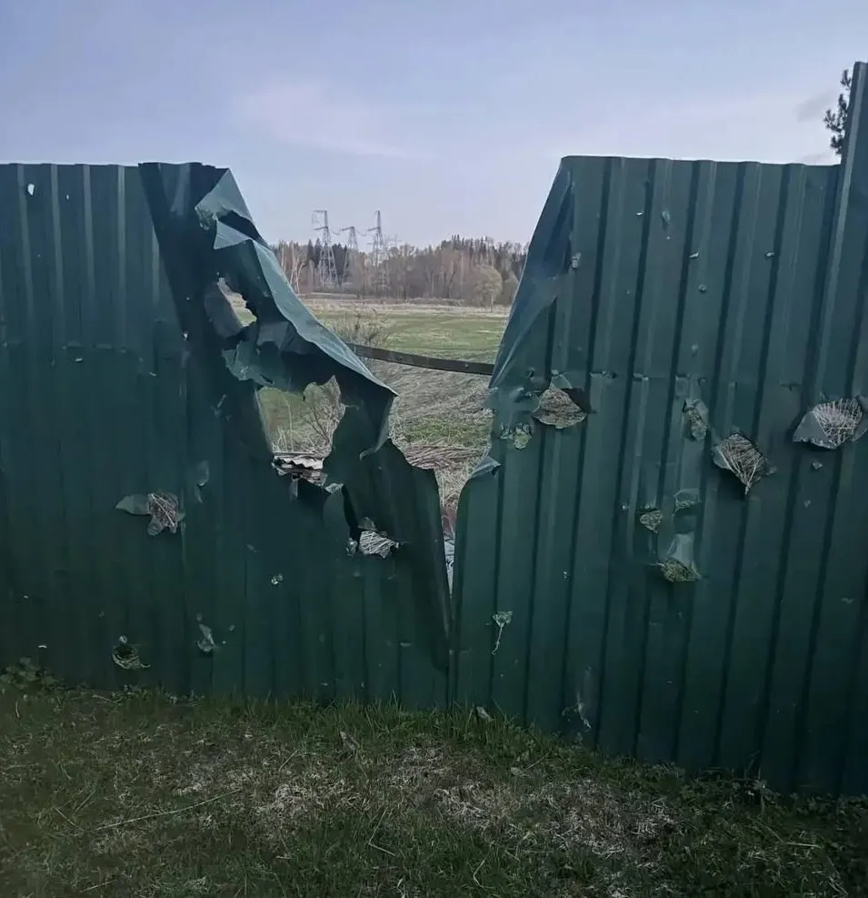 В Волоколамском округе Московской области погиб 77‑летний мужчина; также сообщают о пострадавших в Смоленской и Белгородской областях. Минобороны заявляет об уничтожении сотен беспилотников над рядом регионов.