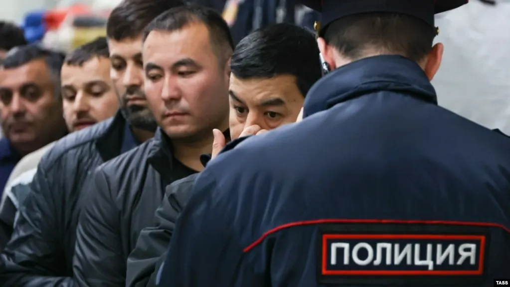 Поправки расширяют основания для административного выдворения иностранцев и лиц без гражданства до 58 пунктов — от участия в несогласованных акциях и дискредитации ВС до призывов к санкциям и хулиганства.