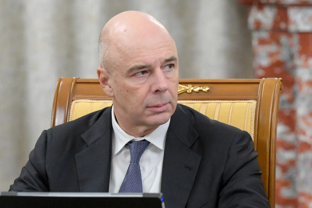 Антон Силуанов предложил приостановить часть запланированных расходов на 2,9 трлн руб. для покрытия дополнительных трат на боевые действия; возможный перерасход в 2024 году оценивают в 2–4 трлн рублей, дефицит уже вырос до 5,9 трлн.