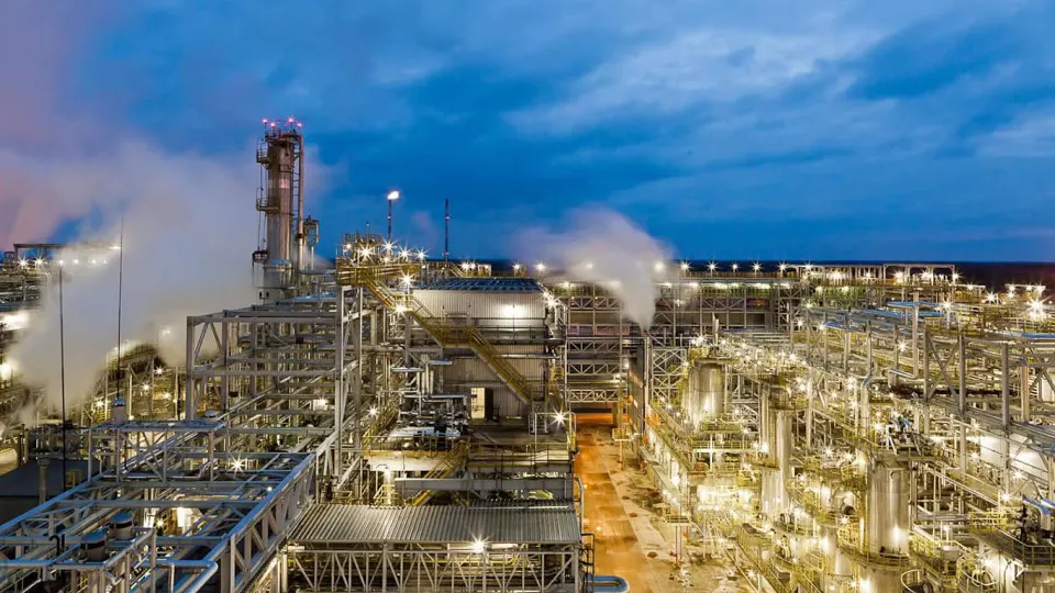 После налёта беспилотников 5 мая Киришинский нефтеперерабатывающий завод не работает, на предприятии серьёзные разрушения основных установок и инфраструктуры, отгрузка нефтепродуктов приостановлена.