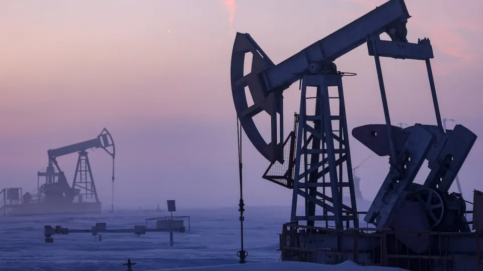 Минэкономразвития ожидает, что в 2026 году добыча нефти в России опустится до 511 млн тонн — самого низкого уровня с 2009 года. Причины снижения — ухудшение финансовых показателей компаний, сокращение бурения, санкции и последствия военного времени.