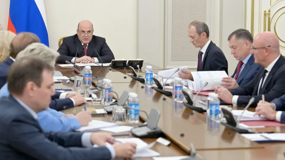 Кабмин утвердил соглашения с крупнейшими нефтекомпаниями и ввёл механизмы контроля за объёмами производства, отгрузками и ценами, чтобы стабилизировать внутренний рынок топлива на фоне атак беспилотников.