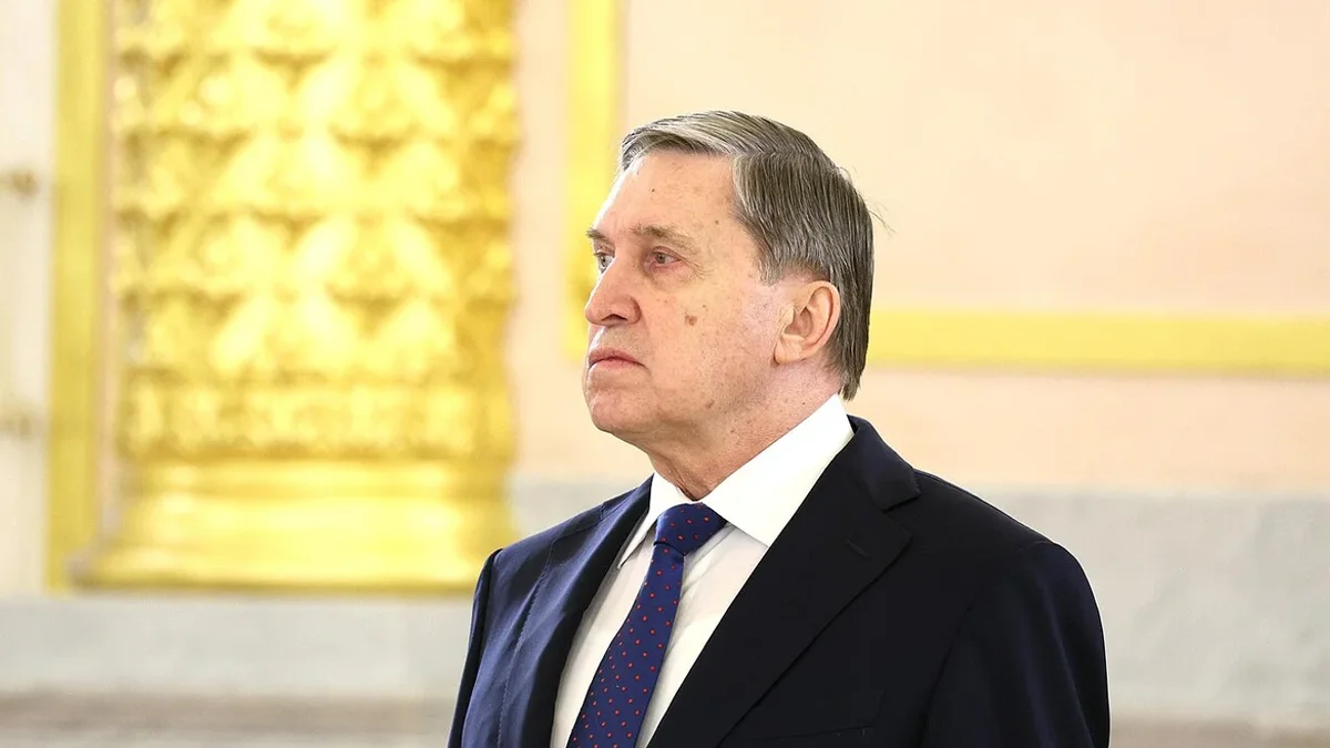 Помощник российского руководителя заявил, что прекращение боевых действий возможно лишь после вывода украинских войск из Донбасса. По его словам, без этого переговоры будут повторяться, хотя США продолжают попытки посредничества; при этом президент готов встретиться с Владимиром Зеленским при условии окончательных соглашений о мире.