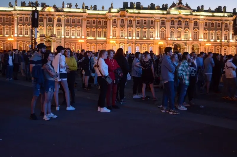 Ночная программа в Петербурге соберёт около 66 тысяч выпускников; правительство утвердило 300 приоритетных образовательных программ, а в Смоленске пройдут мероприятия в честь Дня молодёжи.