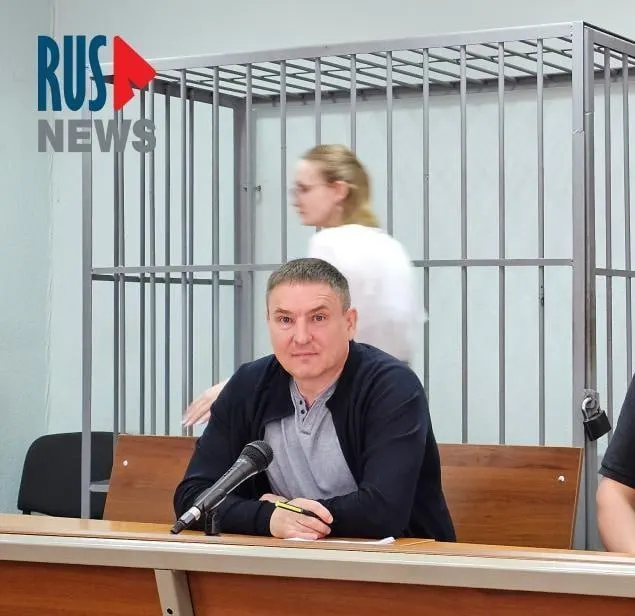Суд счёл допустимым режим выдачи бумаги и ручки на полтора часа в день в карцере; правозащитник Алексей Соколов оспаривал невозможность полноценно готовиться к суду.