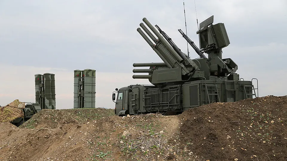Российские военные начали применять новую систему радиоэлектронной борьбы, которая может глушить сигнал терминалов Starlink на площади до 20 квадратных километров; комплекс производится в Симферополе и оценивается примерно в $1,5 млн за единицу.