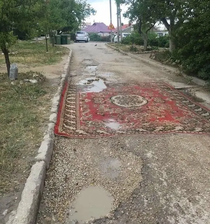 Депутаты внесли законопроект, который позволит жителям самостоятельно восстанавливать покрытие во дворах и на местных дорогах; правительство инициатива не поддержало.